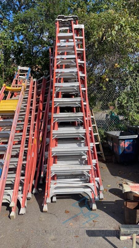 12' Louisville fiberglass ladder