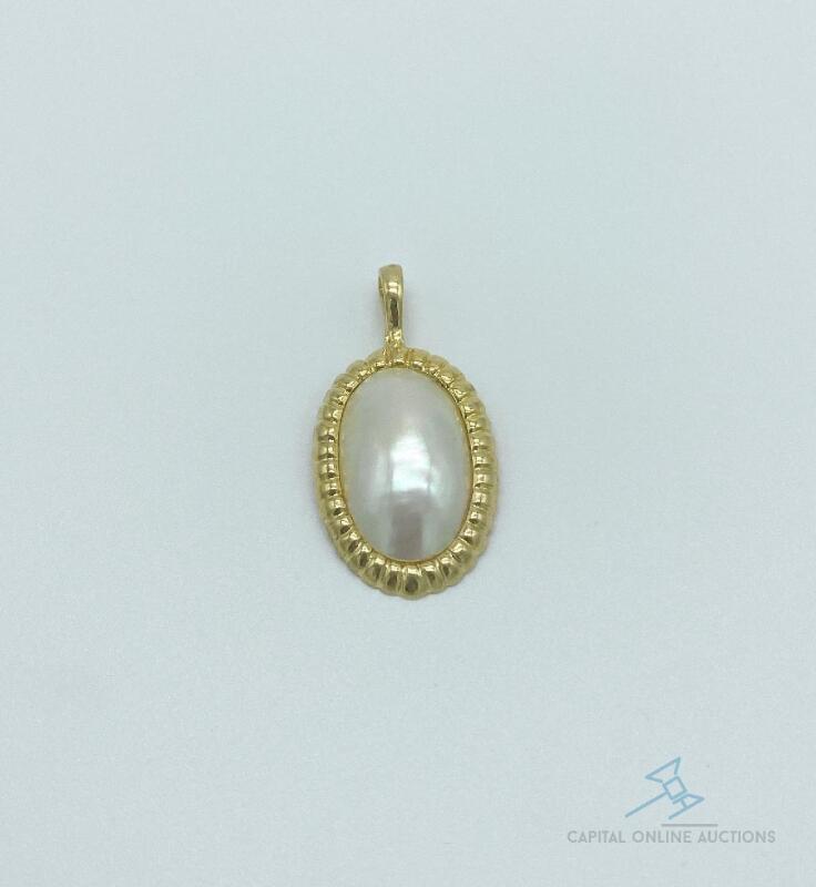 14kt Yellow Gold and Mother of Pearl Pendant