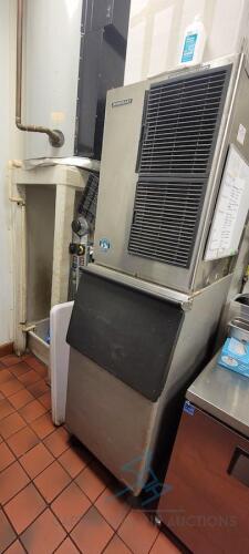 Ice Maker with bin