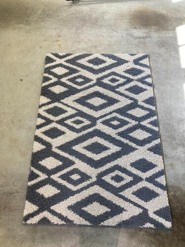 Gray Rug (24 x 36)