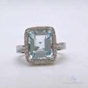 Beautiful 14kt Gold, Aquamarine, & Diamond Cocktail Ring