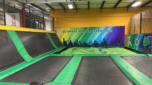 Bounce pit with inflatable mattress