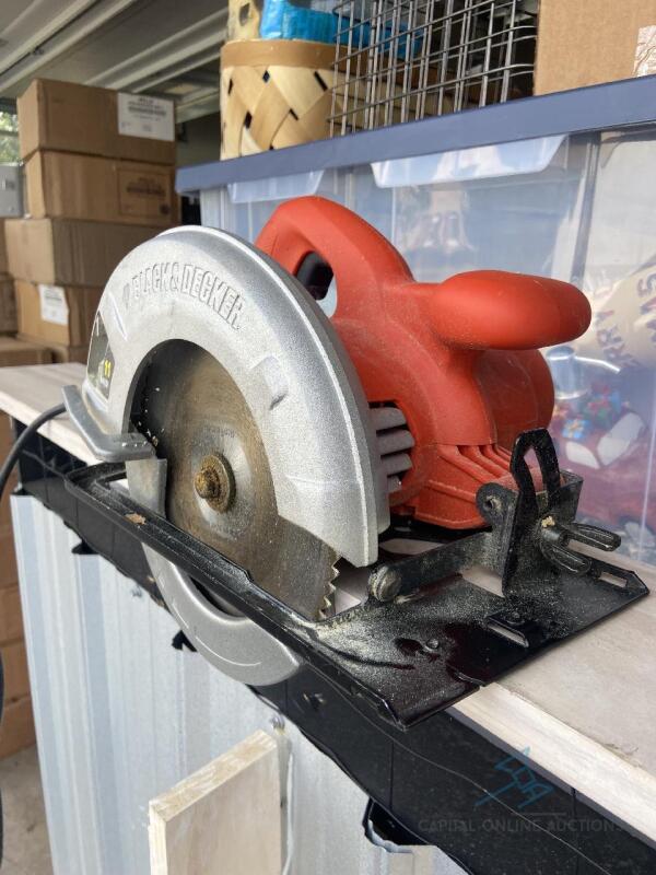 Black and Decker Saw