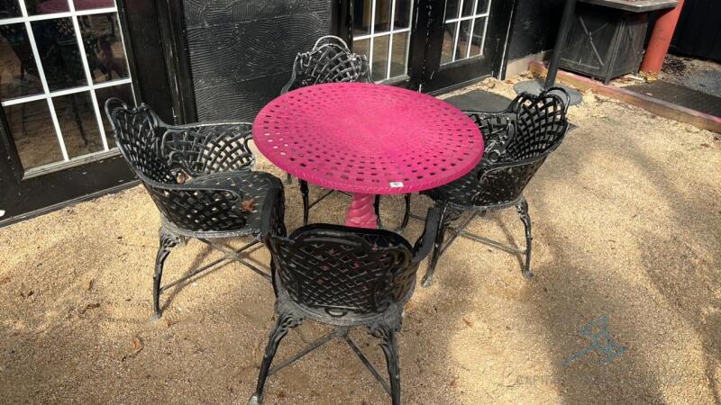 Pink Outdoor table with 4 chairs