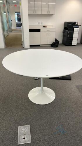 47” White Round Table