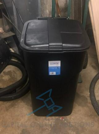 Wheeled 31 Gallon Trash Can