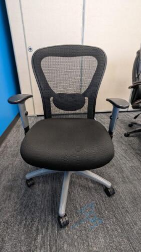 Black mesh task chair (EC4)