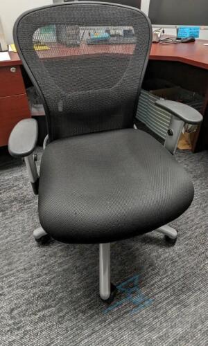 Black mesh task chair (TA3)