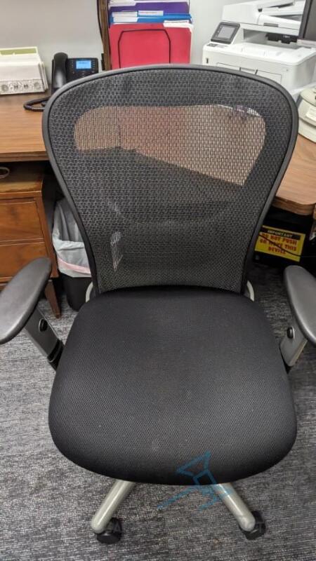 Black mesh task chair (JG2)