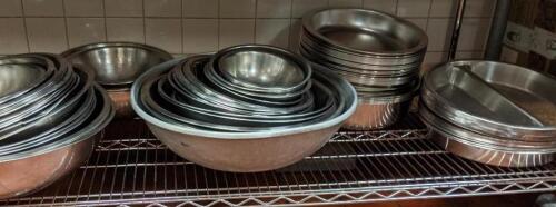 85 Mixing bowls and divided pans