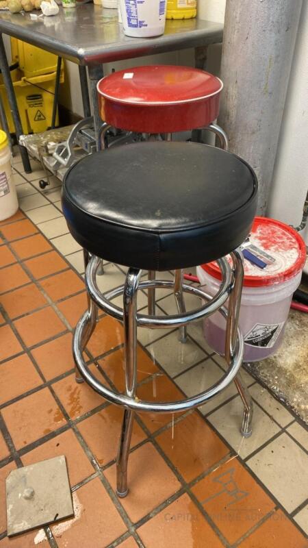 Lot of 2 Bar Stools