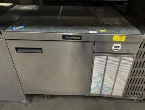 Worktop refrigerator and/or freezer