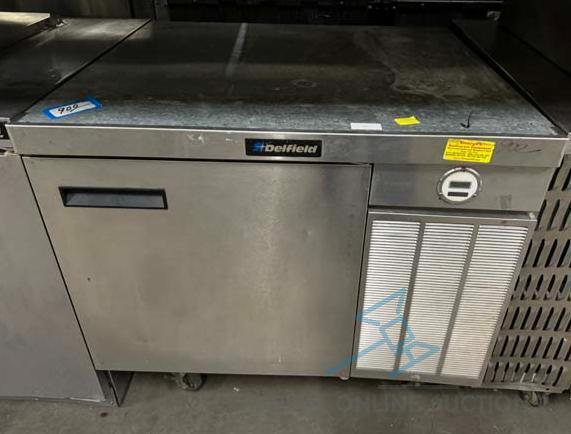 Worktop refrigerator and/or freezer