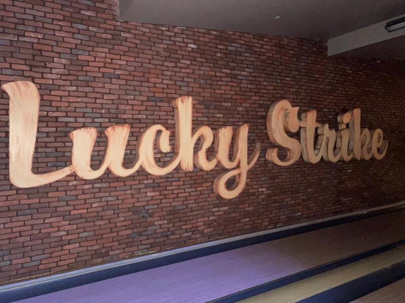 'Lucky Strike' Logo Sign