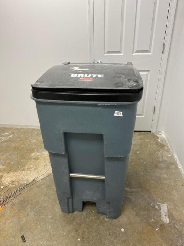 Rubbermaid Brute Trash Can