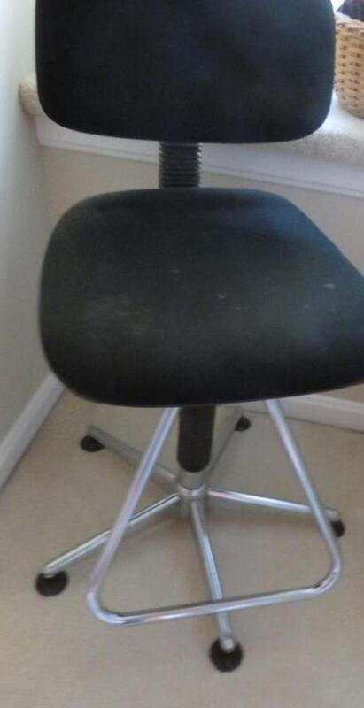 Armless desk chair