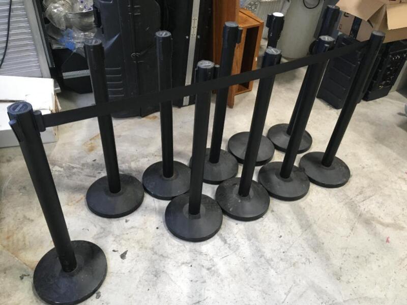 Lot of 10 stanchions with retractable belt