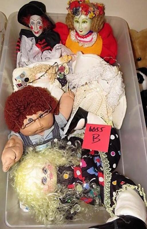 Box lot / dolls