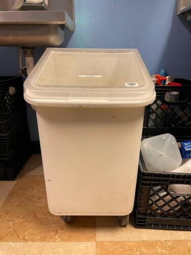 Cambro Dry Food Storage Bin