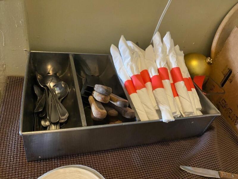 Utensil Organizer with Utensils