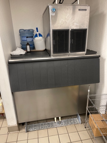 890 Lb. Ice Machine with bin