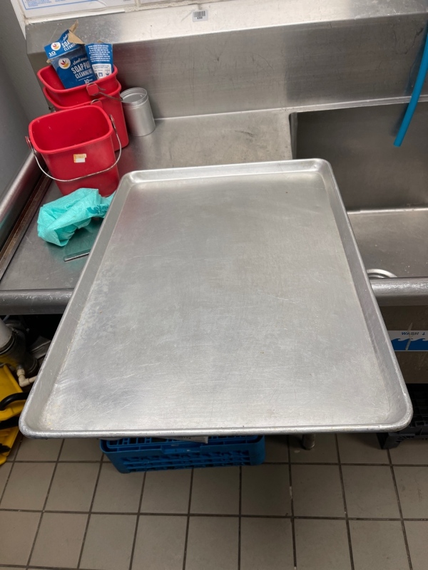 4 full sized sheet pans