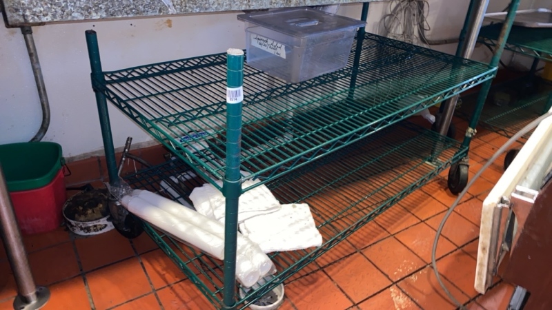 Wire shelving unit