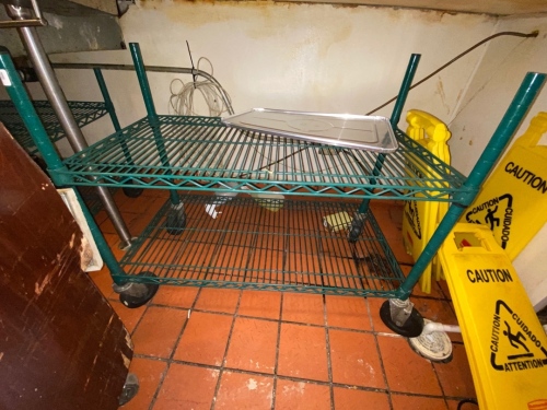 Wire shelving unit