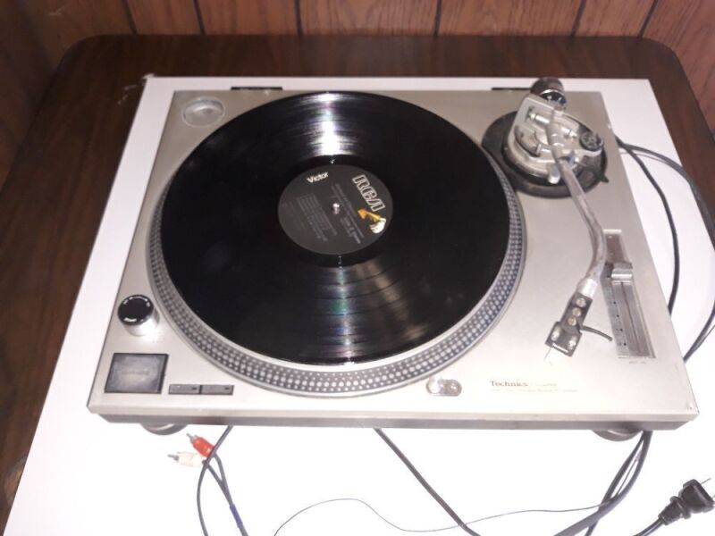 TECHNICS Model SL 1200MK2 Direct Drive Turntable System DJ Booth Audio Equipment