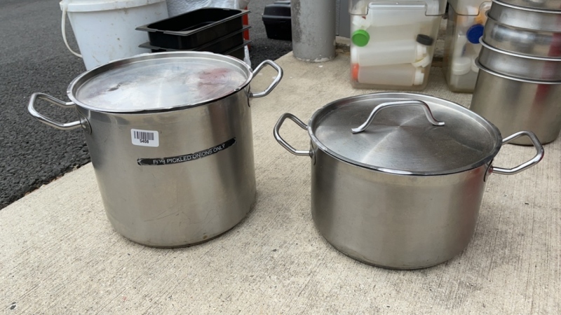 2 Cooking Pots with Lids