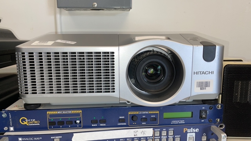 Hitachi CP-X605 Multimedia LCD Projector