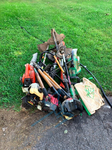 Lot of lawn care and yard equipment(damaged/non functioning)