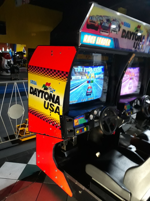 Classic Daytona 2 Player Driving Game